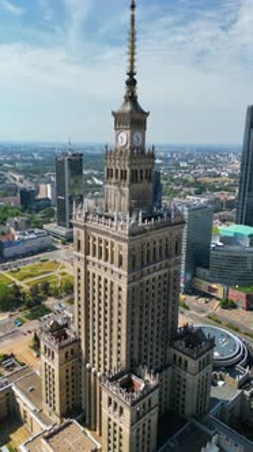 Drohnenaufnahme von Warschau, Polen, an der Weichsel bei Tageslicht. Vertikal