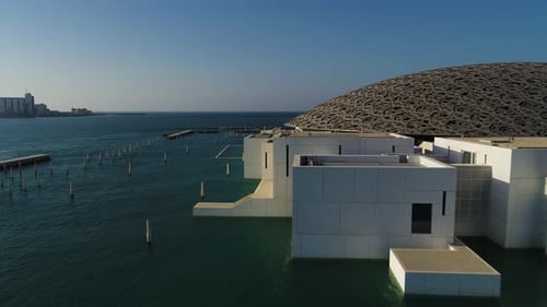 Vista aérea do Louvre, um museu de arte em Abu Dhabi.