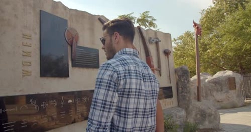 Wichita, Kansas /EE. UU. - 3 de junio de 2019: Turistas leyendo a nativos americanos