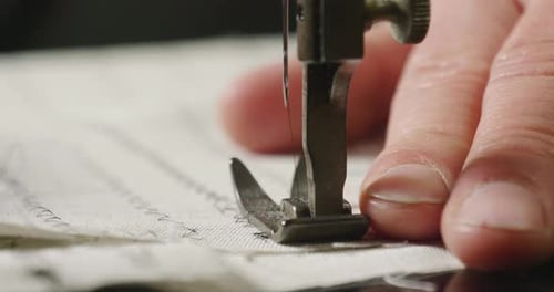 Schneiderei. In der alten Tradition italienischer Schneider ist es das Nähen eines Hemdes. Konzept von Tradition und