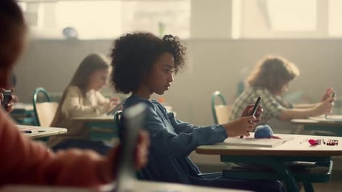 Konzentriertes Schulmädchen, das in der Schulklasse einen Online-Test auf einem digitalen Tablet durchführt. Afrikanisch