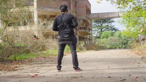 Mann steuert FPV-Drohne