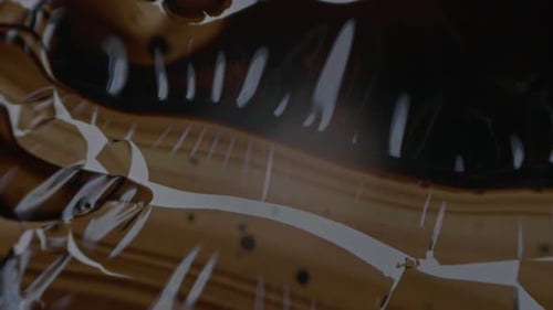 Macro de una gota de té negro moviéndose bajo el microscopio