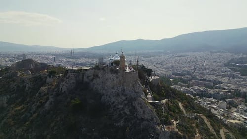 Vue panoramique aérienne d'Athènes sur le mont Lycabette le matin