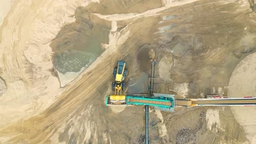 Sandbergbauindustrie. Bulldozer-Maschine. Crawler-Bulldozer bewegt sich an einer Sandmine. Arbeit an Bergbaumaschinen