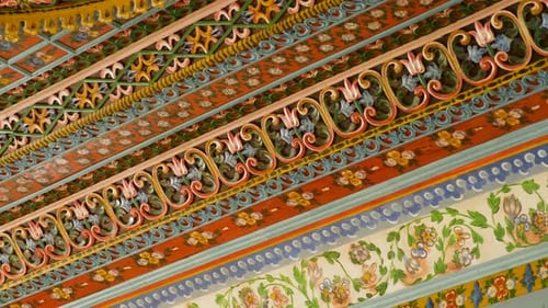Motifs de plafond colorés et broderies avec des motifs floraux