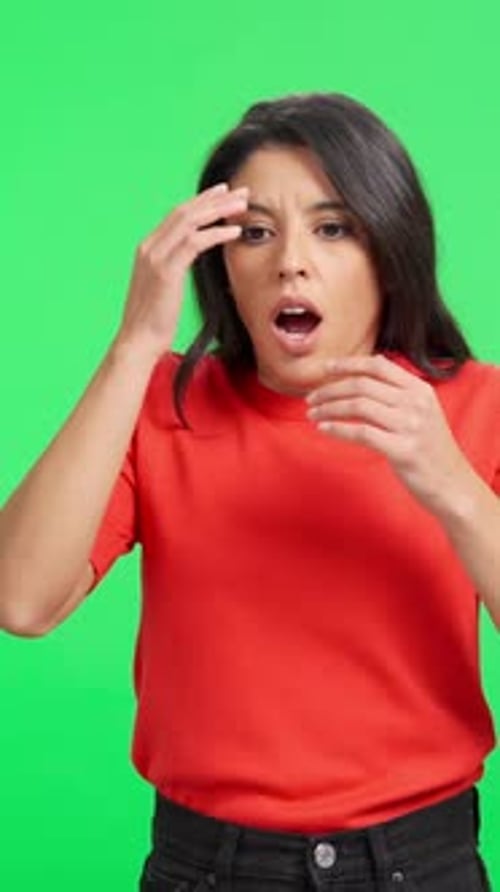 Hispanische Frau zeigt Vergesslichkeit oder Fehler auf dem Greenscreen