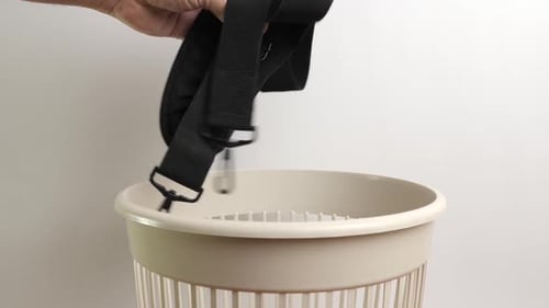 E216 1La sangle du sac est jetée à la poubelle. Élimination et traitement des déchets.