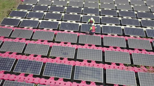Vue de dessus et circulation : deux techniciens utilisent un ordinateur portable et des outils pour vérifier et entretenir