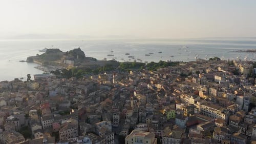 Vieille ville de Corfou et port de plaisance avec ancienne forteresse en vue au lever du soleil, prise de vue par Drone, Vue panoramique