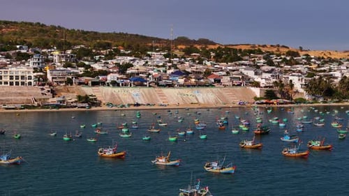 Viajes, vacaciones y turismo en Vietnam; panorámica aérea sobre el famoso pueblo pesquero de Mui Ne, Pha