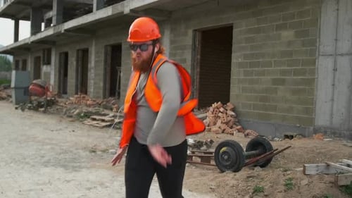 Um homem engraçado apaixonado por um trabalhador da construção civil sonha, dança e balança ao ritmo da música