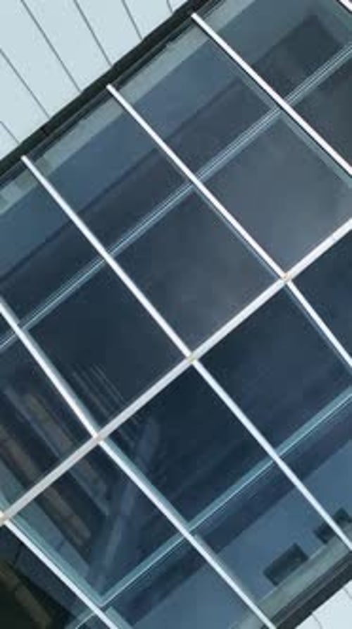 Vídeo vertical: construcción en el cielo, imágenes aéreas de un edificio de gran altura