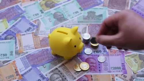 Ein Sparschwein als Konzept zum Speichern, Ansammeln und Sparen von finanziellen Ressourcen. Ein Sparschwein