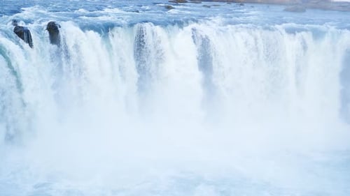 Wasserfall in Island Reines Gletscherwasser fließt durch hohe Klippen Riesiger Wasserstrom Godafoss