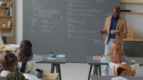 Männlicher Lehrer hält Vorlesung über Programmierung