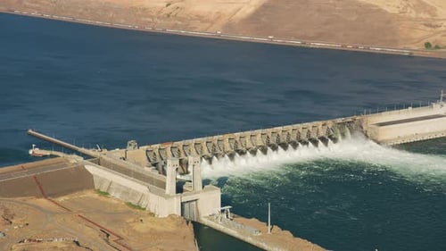 Oregon Circa-2021: Vista aérea de la presa John Day en la garganta del río Columbia. Filmado con Cinefle
...