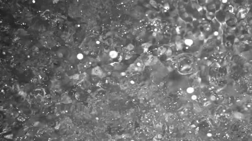 Wassertröpfchen fallen herunter, gefilmt mit einer Hochgeschwindigkeitskamera mit 1000 Bildern pro Sekunde