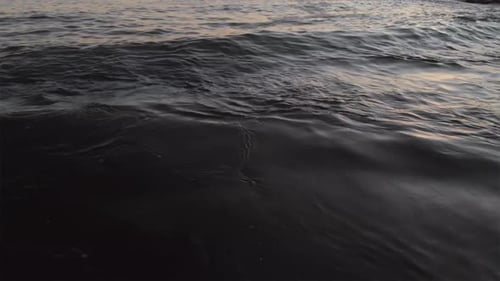 Nahaufnahme von Wasser, das sich im Meer kräuselt
