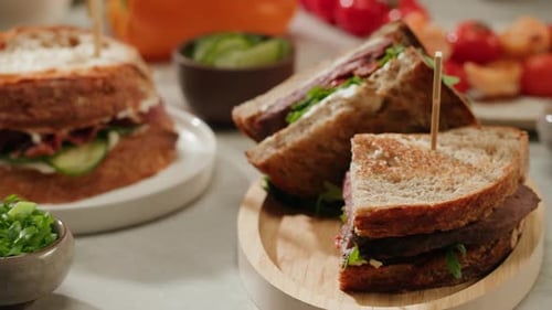 Sanduíche de pastrami americano com presunto Conheça os cortes em um restaurante que cozinha a famosa carne sous vide de corte grosso