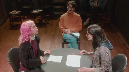 Actrices de théâtre pratiquant sur scène avec le metteur en scène