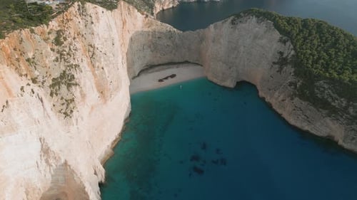 Vista aérea de la playa de Navagio en Zante, Grecia, que muestra un naufragio rodeado de acantilados