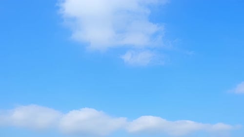 4K: Zeitraffer des blauen Himmels mit weißen Wolken, Zeitrafferaufnahmen.