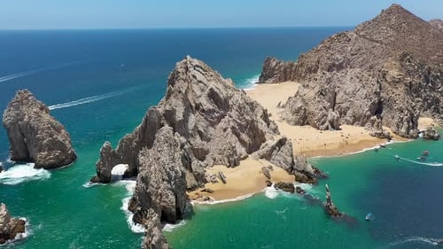 Fotografía de un dron de Playa del Amor y El Arco, un arco natural en los acantilados del mar, en Cabo San Lucas Mex