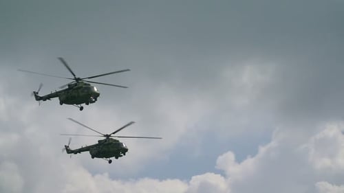 Hélicoptère bombardier pour Attack Slow Mo. Compétence pour Fly in Blue Cloudy