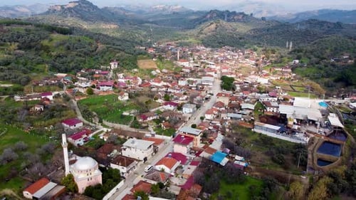 Vue aérienne du quartier de Hidirbeyli du district d'Aydin Germencik 4K