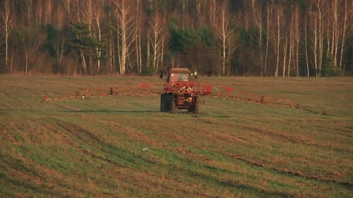 Traktor bewässert ein Feld