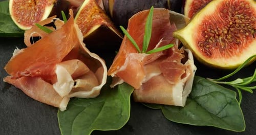Delicious Figs and Prosciutto with Spinach and Rosemary