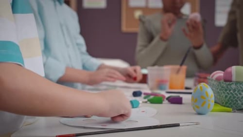 Kinder basteln gemeinsam zu Ostern