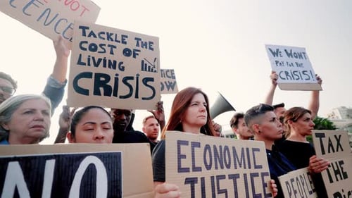 Des personnes multiethniques manifestent dans les rues contre la crise financière - La foule marche pour lutter contre l'inflation mondiale