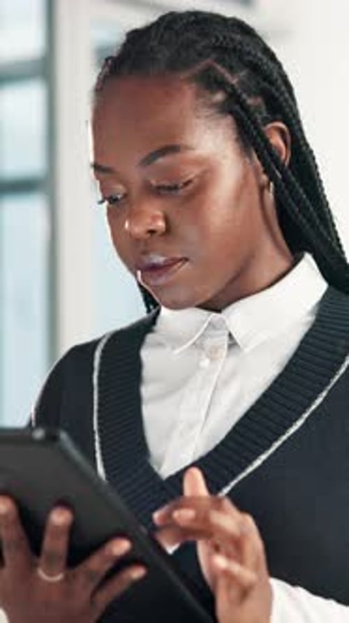 Bureau, entreprise et visage de femme sur tablette pour le réseautage, la connexion et la planification financière