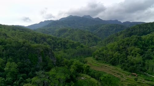 Luftaufnahme der Berge mit wunderschönen grünen Hügeln in Rembang, Zentral-Java, Indonesien.