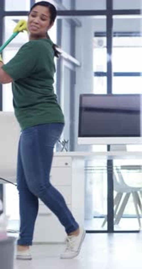 Nettoyage, sourire ou femme dansant au bureau, service de conciergerie ou musique pour l'hygiène