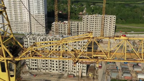 Baukran und Gebäude im Bau