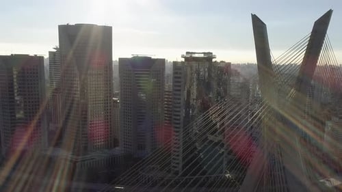 Vista aérea da ponte Estaiada, rio Pinheiros e os edifícios ao fundo, São Paulo, Brasil