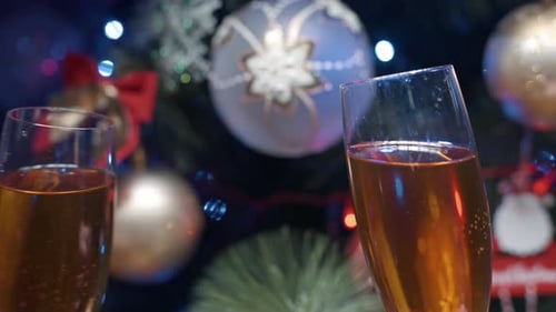 Casal feliz toca taças de champanhe, brinda e comemora juntos o Ano Novo em casa