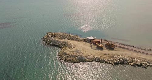 Luftbild des Baus eines Piers mit Kran im Meer