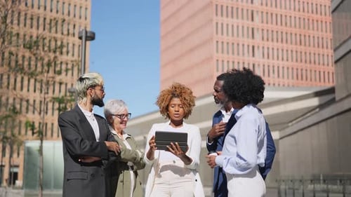 Empresarios que utilizan una tableta digital en una reunión al aire libre
