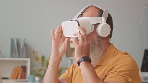 Engenheiro de software adulto idoso usando óculos de realidade virtual no escritório