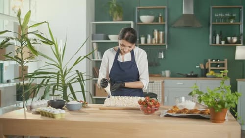 Erfolgreiche Konditorin dekoriert den Kuchen mit Buttercreme