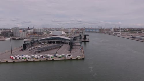 Vista aérea de la terminal de transporte y logística en el puerto: camiones y autobuses esperando el transbordador