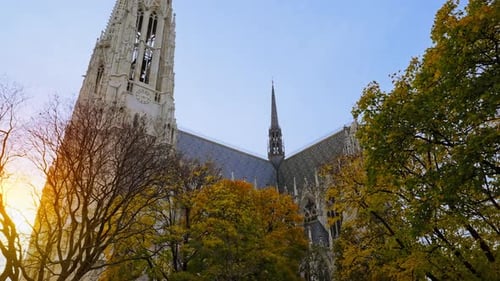 Célèbre votivkirche néo-gothique ou église votive au coucher du soleil à Vienne, en Autriche