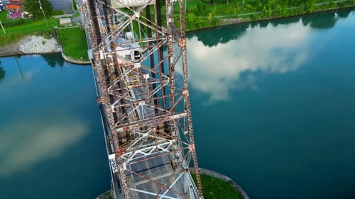 Círculo de Zumbido aéreos alrededor del lago, puente elevador, torre de arquitectura acuática de primera categoría