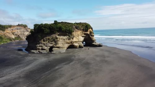 A scenic view of a The Three Sisters and the Elephant Rock beach on a hot summer day in New Zealand