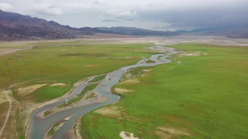 Unendlich großes Grasland und Fluss