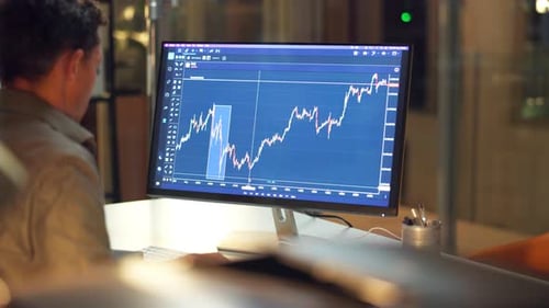 Homme d'affaires, bureau et ordinateur avec écran, données ou analyse de marché en tant que trader dans une banque d'investissement